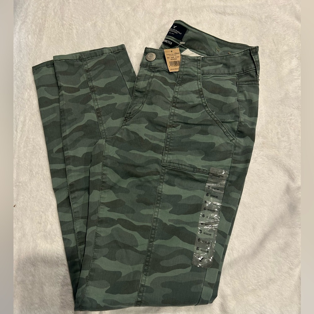 NWT American Eagle Green Camo Women’s Cargo Skinny Pants